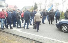 На Львовщине возле границы с Польшей жители вторые сутки перекрывают трассу с требованием отремонтировать улицу
