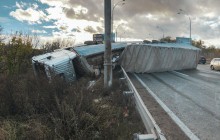 На киевской кольцевой дороге перевернулась фура, авария спровоцировала масштабные пробки (фото, видео)