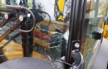 В Киеве неизвестные бросали камни в коммунальщиков, поврежден экскаватор