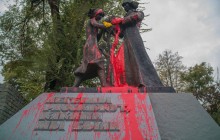 В Днепре облили красной краской памятник комсомольцам (фото, видео)