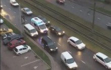 У Львові автівки в довжелезному заторі розчистили дорогу для "швидкої": відео стало хітом соцмереж
