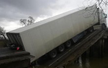 В России автомобильный мост рухнул в воду, есть погибший (видео)