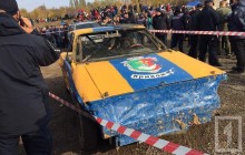У Кривому Розі під час перегонів машина в'їхала у глядачів, є постраждалі (фото, відео)