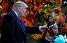 Цукерки або смерть: у Білому домі Трамп влаштував частування для дітей на Хелловін (фото)