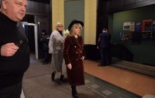 Пугачова у бордовому плащі та капелюсі прийшла на церемонію прощання з Караченцовим (фото)