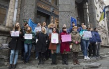 У Києві зоозахисники влаштували пікет через скандал із "замурованою" отарою овець (фото, відео)
