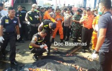 Авиакатастрофа в Индонезии: полиция направила на ДНК-экспертизу 24 мешка с останками погибших (видео)