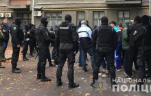 В центре Киева полиция задержала группу людей в балаклавах и с дубинками (фото)