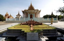 Пять тысяч серебряных плит под ногами: чем удивляет главный буддийский храм Камбоджи (фоторепортаж)