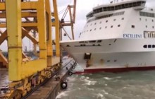 В Барселоне паром с пассажирами врезался в причал и сбил кран (видео)