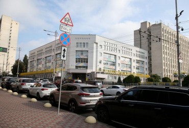 Журналісти розповіли, хто контролює парковки в Києві та кому належать козирні машино-місця
