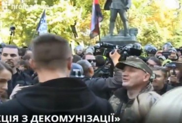 У Києві радикали прийшли зносити пам’ятник Ватутіну (фото)