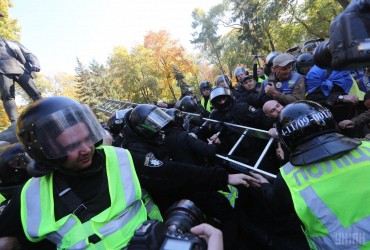 Поліція про інцидент біля пам'ятника Ватутіну: сутички не було, вилучену драбину повернуть активістам