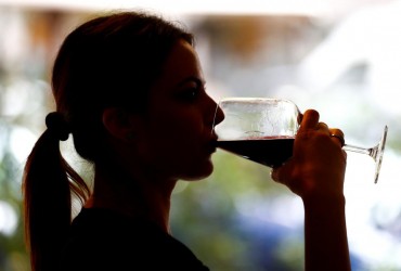 Лікар розповів, що відбувається з організмом при вживанні алкоголю у спеку