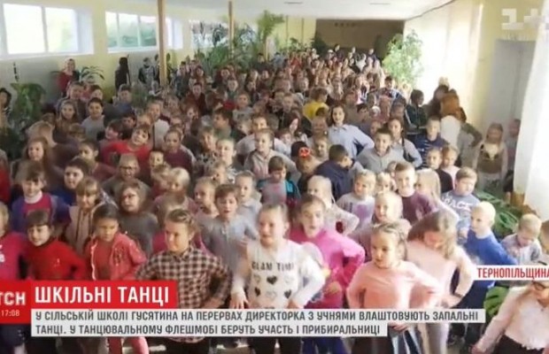 Зажигательные танцы на перемене в украинской школе взорвали сеть (видео)