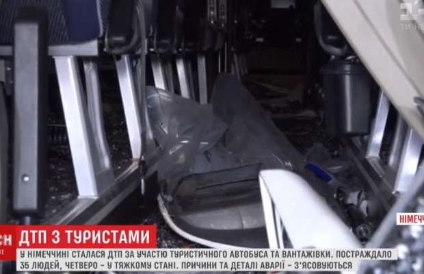 В Германии автобус с иностранными туристами врезался в грузовик (видео)