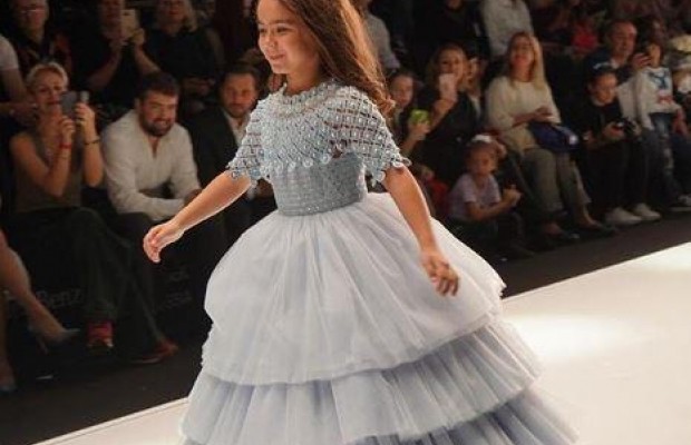 Донька Ані Лорак вперше вийшла на подіум у країні-агресорі (фото)