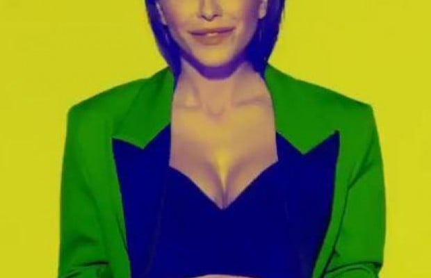 Ані Лорак з голим животом і глибоким декольте кличе росіян на концерт (фото)