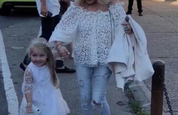 Відкриті плечі та джинси з дірками: Пугачова захопила мережу молодіжним образом (фото)