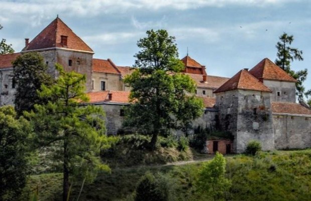 На Львовщине впервые за полвека для туристов откроют замок "Золотой подковы" (фото)