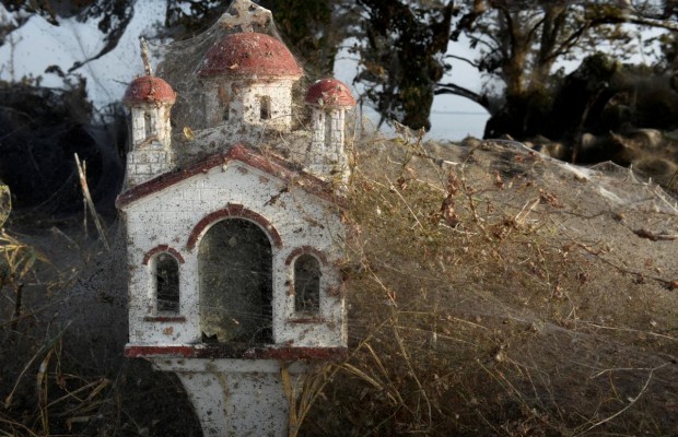 Берега греческого озера Вистонида окутала гигантская паутина (фоторепортаж)