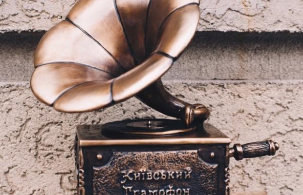 В Киеве возле метро появился бронзовый мини-граммофон, и он звучит (фото, видео)