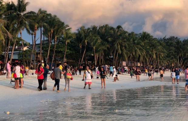 Самый популярный курорт Филиппин открыли для туристов после полугодового перерыва на восстановление природы (фото)