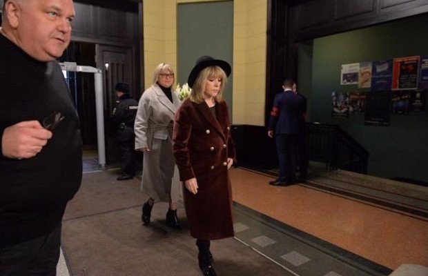 Пугачова у бордовому плащі та капелюсі прийшла на церемонію прощання з Караченцовим (фото)