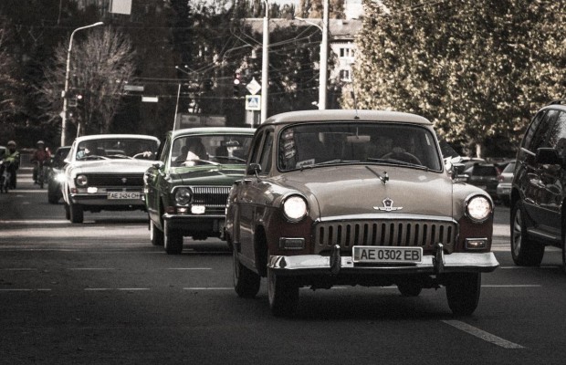 В Днепре день автомобилиста отметили пробегом ретро-машин (фото, видео)