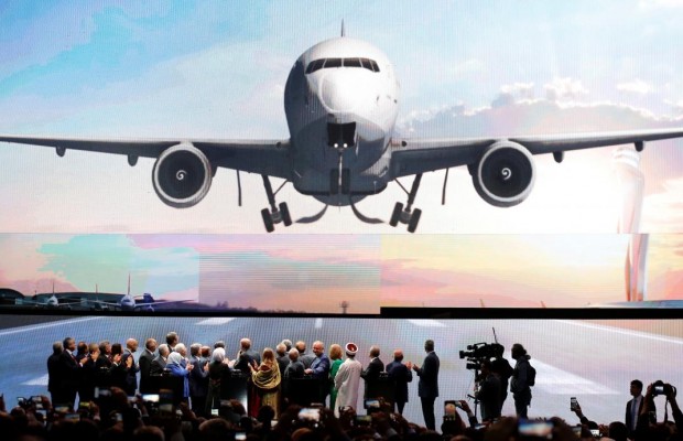 Из крупнейшего аэропорта мира отправился первый самолет (видео)