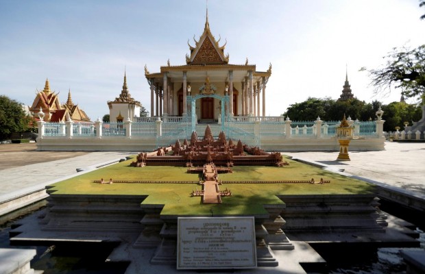 Пять тысяч серебряных плит под ногами: чем удивляет главный буддийский храм Камбоджи (фоторепортаж)