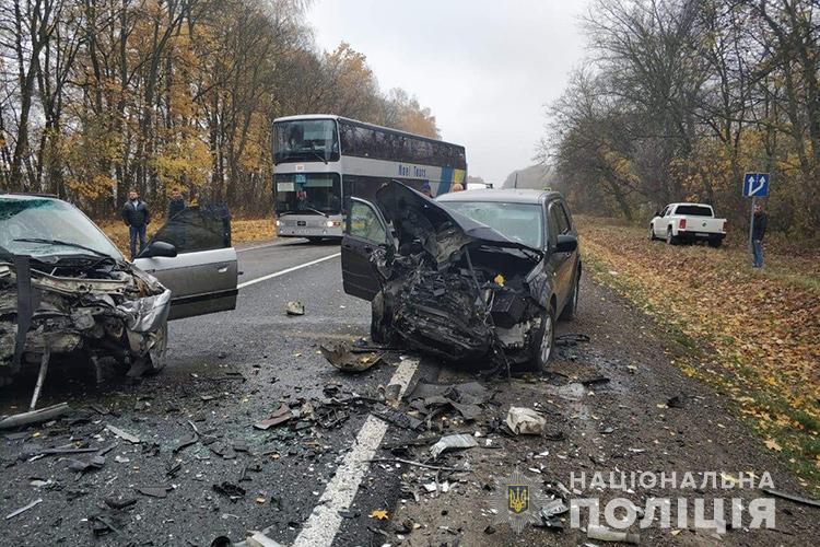 На Тернопільщині не розминулися дві іномарки / фото Нацполіція На Тернопільщині не розминулися дві іномарки / фото Нацполіція