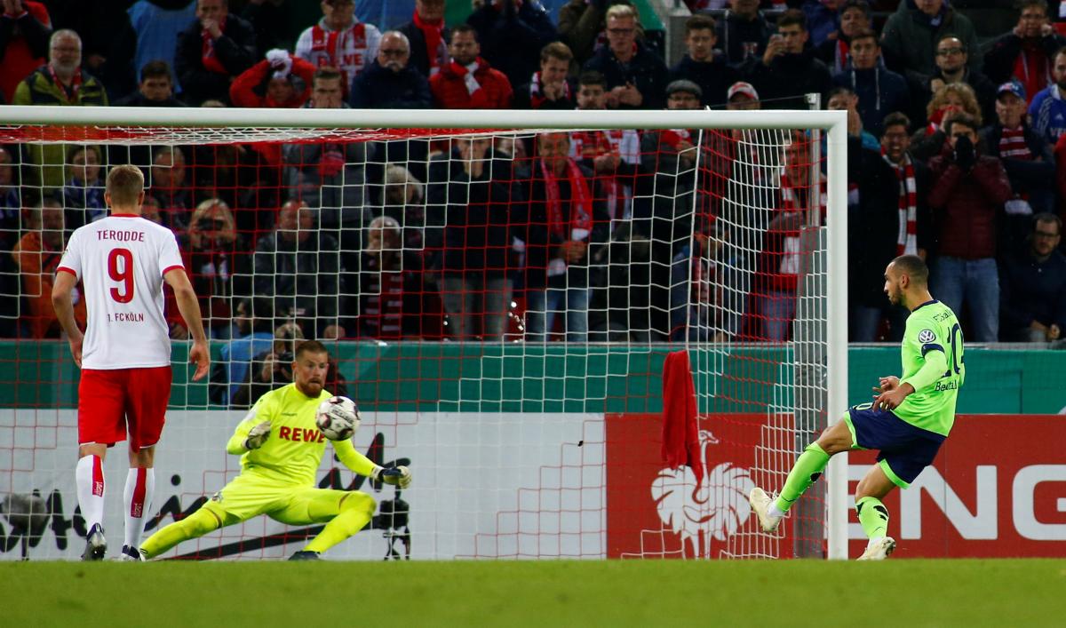 В футболе могут запретить добивание после 11-метрового удара / REUTERS