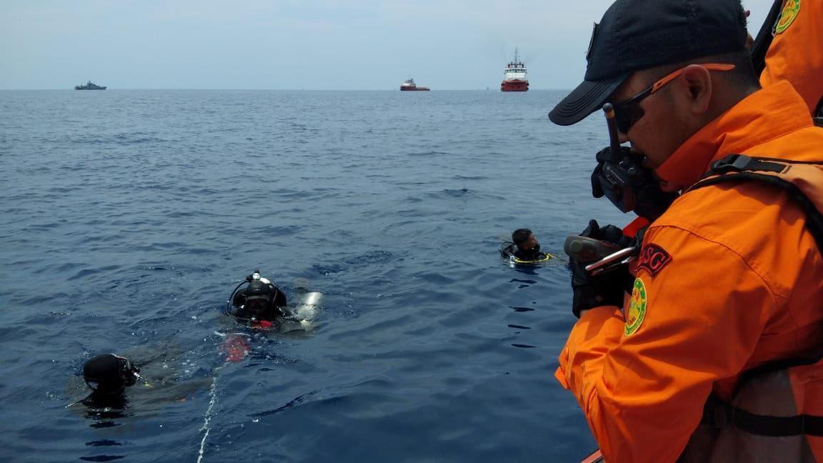 Обломки Лайнера обнаружены в Яванском море / REUTERS