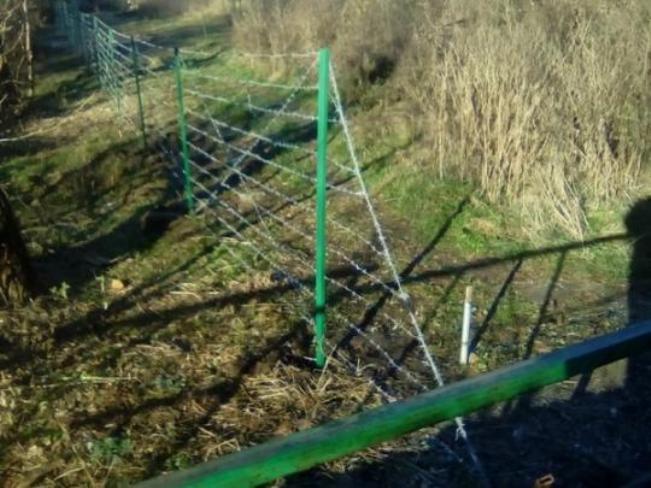 В сети показали фото забора между "ЛНР" и Россией / фото twitter.com/fake_LNR В сети показали фото забора между "ЛНР" и Россией / фото twitter.com/fake_LNR