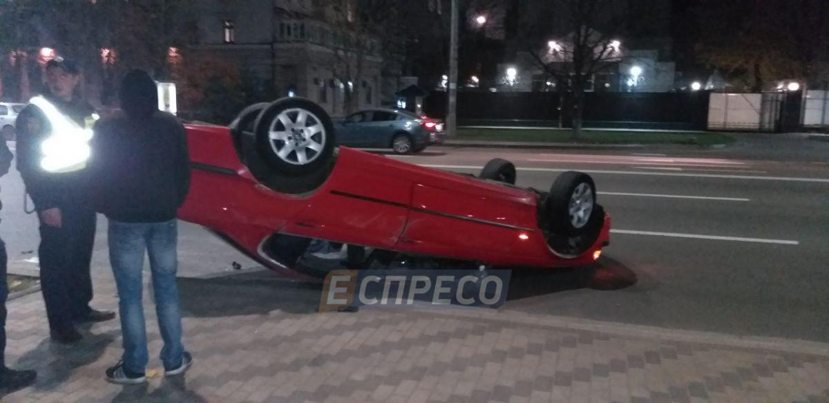 Пасажир BMW після аварії втік у невідомому напрямку / фото espreso.tv Пасажир BMW після аварії втік у невідомому напрямку / фото espreso.tv
