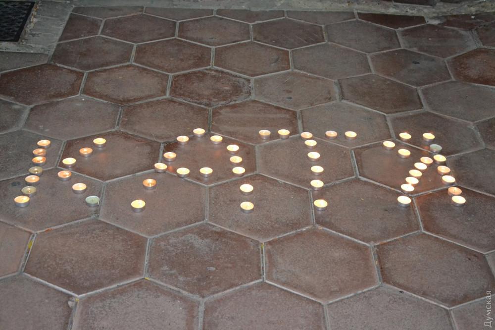 На тротуарі із запалених свічок склали ім'я загиблої / фото dumskaya.net