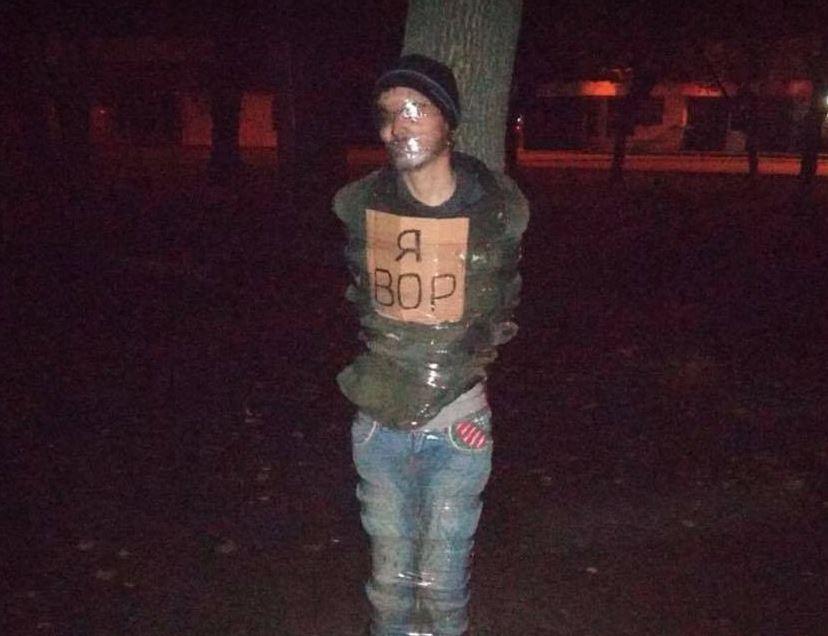 У Харкові ймовірного злодія примотали до дерева скотчем / Facebook - Харьков 1654