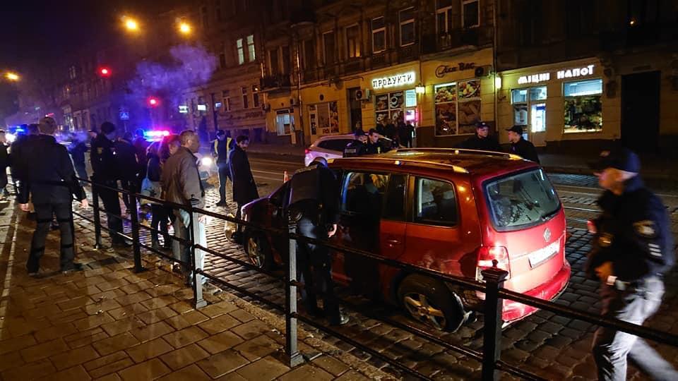 Во Львове нетрезвый водитель устроил зрелищное ДТП / Facebook - Igor Zinkevych Во Львове нетрезвый водитель устроил зрелищное ДТП / Facebook - Igor Zinkevych