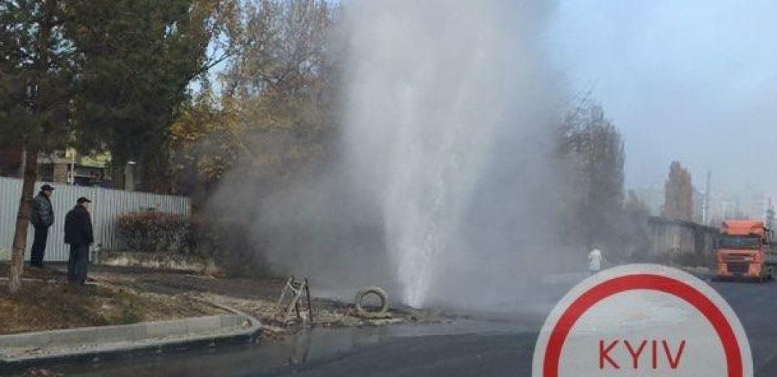 Посреди Киева забил гейзер горячей воды / фото ТСН.иа Посреди Киева забил гейзер горячей воды / фото ТСН.иа