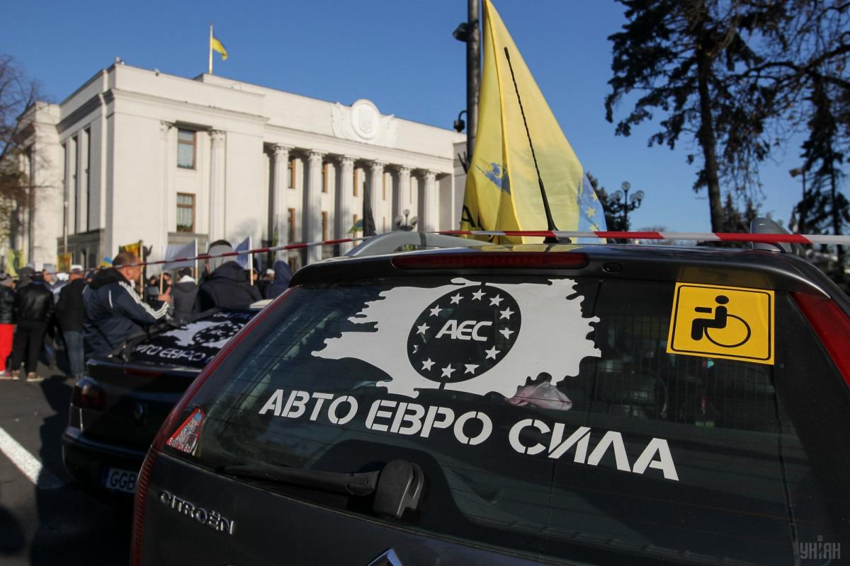 Акція власників автомобілів на єврономерах біля ВРУ / фото УНІАН Акція власників автомобілів на єврономерах біля ВРУ / фото УНІАН