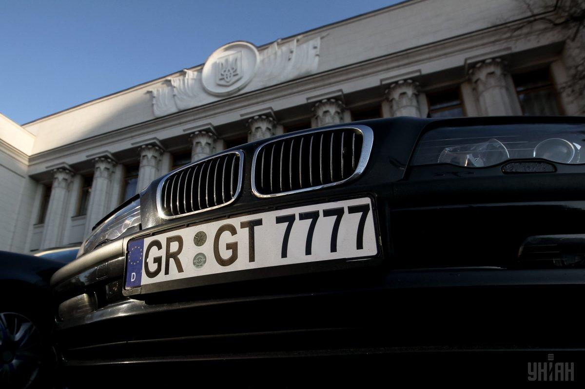 Рада приняла закон о растаможке авто на "евробляхах" / фото УНИАН
