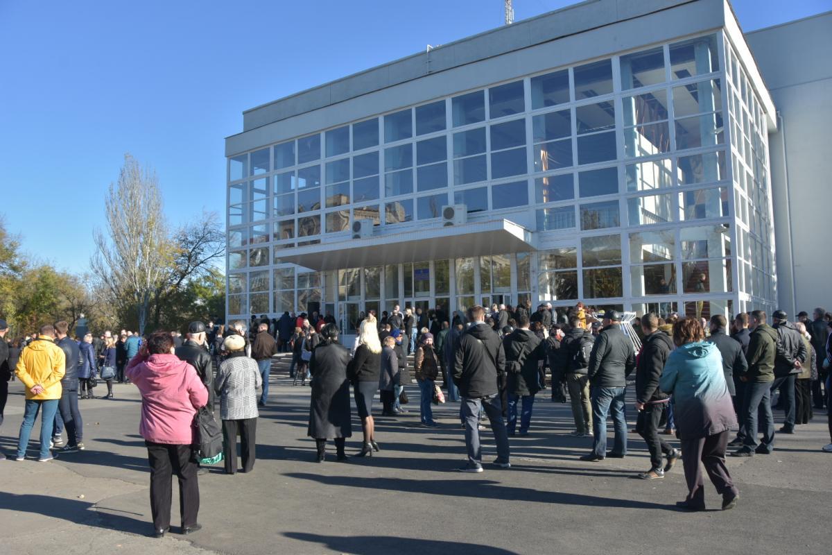 Главу Херсонской ОГА не пустили в дворец искусств на церемонию прощания с Гандзюк / фото УНИАН