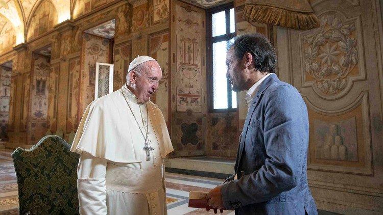 Папа Римский и отец Марко Поцца во время съемок / vaticannews.va