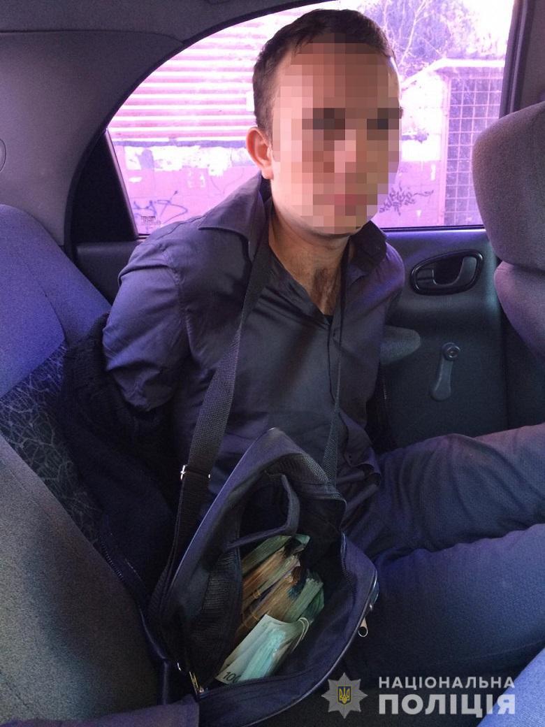 Мошенника задержали фактически на месте преступления / фото npu.gov.ua Мошенника задержали фактически на месте преступления / фото npu.gov.ua