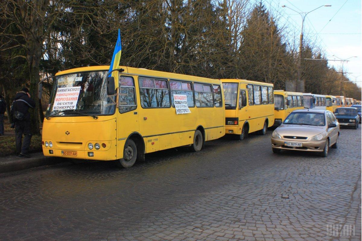 Начальника Тернопільського управління транспорту закликали до кінця дня подати у відставку / фото УНІАН Начальника Тернопільського управління транспорту закликали до кінця дня подати у відставку / фото УНІАН