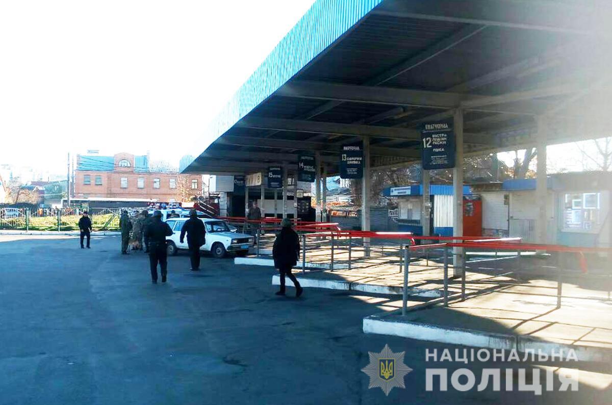 Правоохоронці обстежують залізничний вокзал та автовокзали Житомира / Поліція Житомирської області Правоохоронці обстежують залізничний вокзал та автовокзали Житомира / Поліція Житомирської області