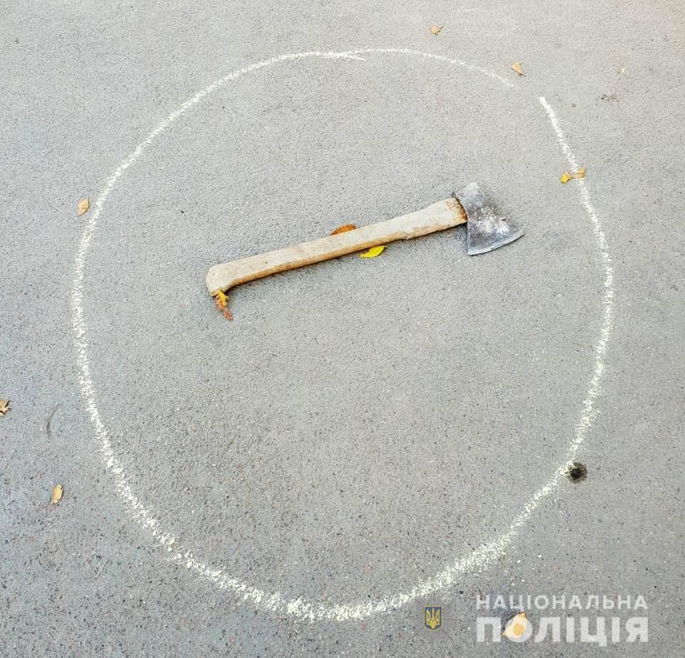 29-летний подозреваемый набросился на правоохранителей с топором / фото: Нацполиция Одесской области 29-летний подозреваемый набросился на правоохранителей с топором / фото: Нацполиция Одесской области
