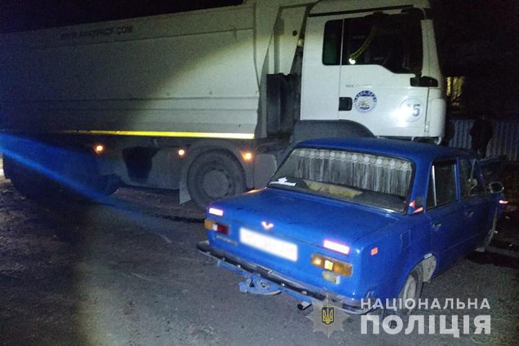 Водій автомобіля ВАЗ-2101 виїхав на смугу зустрічного руху і зіткнувся із вантажним автомобілем марки MAN / фото Нацполіція Водій автомобіля ВАЗ-2101 виїхав на смугу зустрічного руху і зіткнувся із вантажним автомобілем марки MAN / фото Нацполіція