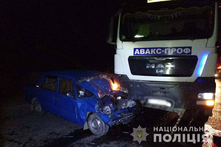На Тернопільщині нетверезий водій ВАЗу після зіткнення з вантажівкою потрапив в реанімацію / фото Нацполіція На Тернопільщині нетверезий водій ВАЗу після зіткнення з вантажівкою потрапив в реанімацію / фото Нацполіція